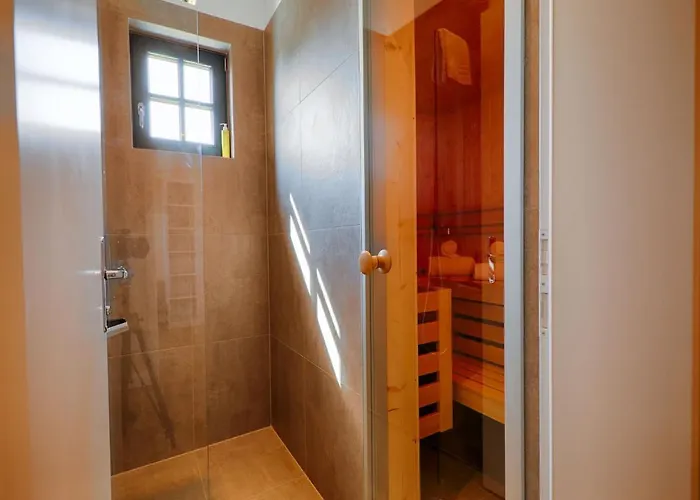 Reetland Am - Luxus Reetdachvilla Mit 3 Schlafzimmern, Sauna Und Kamin F18 Feriehus *