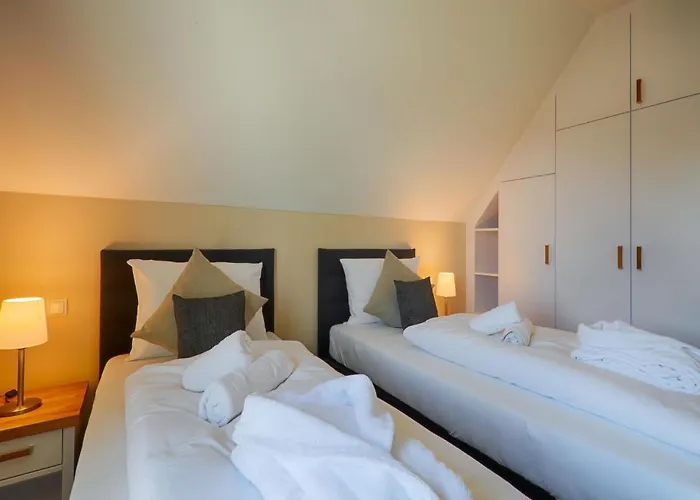 Reetland Am - Luxus Reetdachvilla Mit 3 Schlafzimmern, Sauna Und Kamin F18 * Dranske